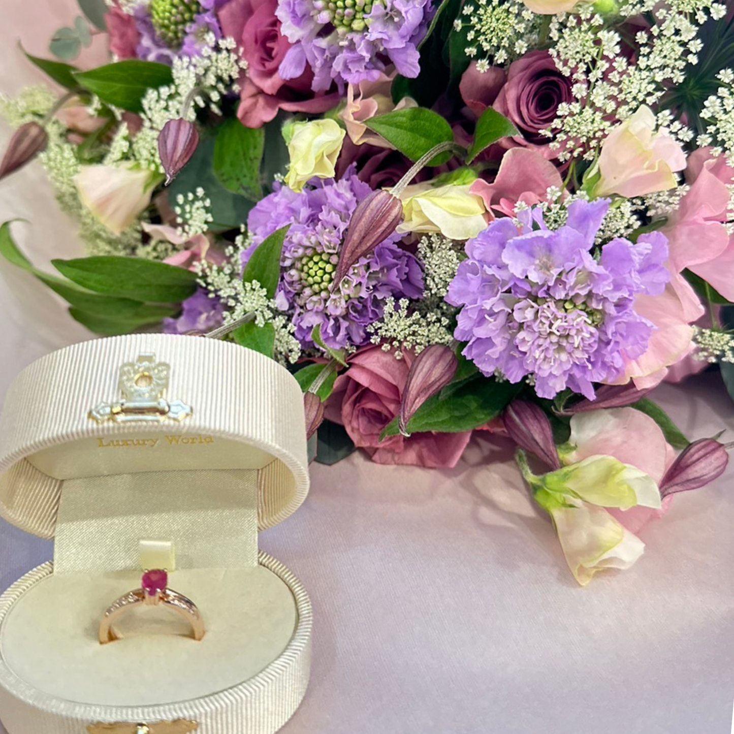 季節の花束と指輪のセット