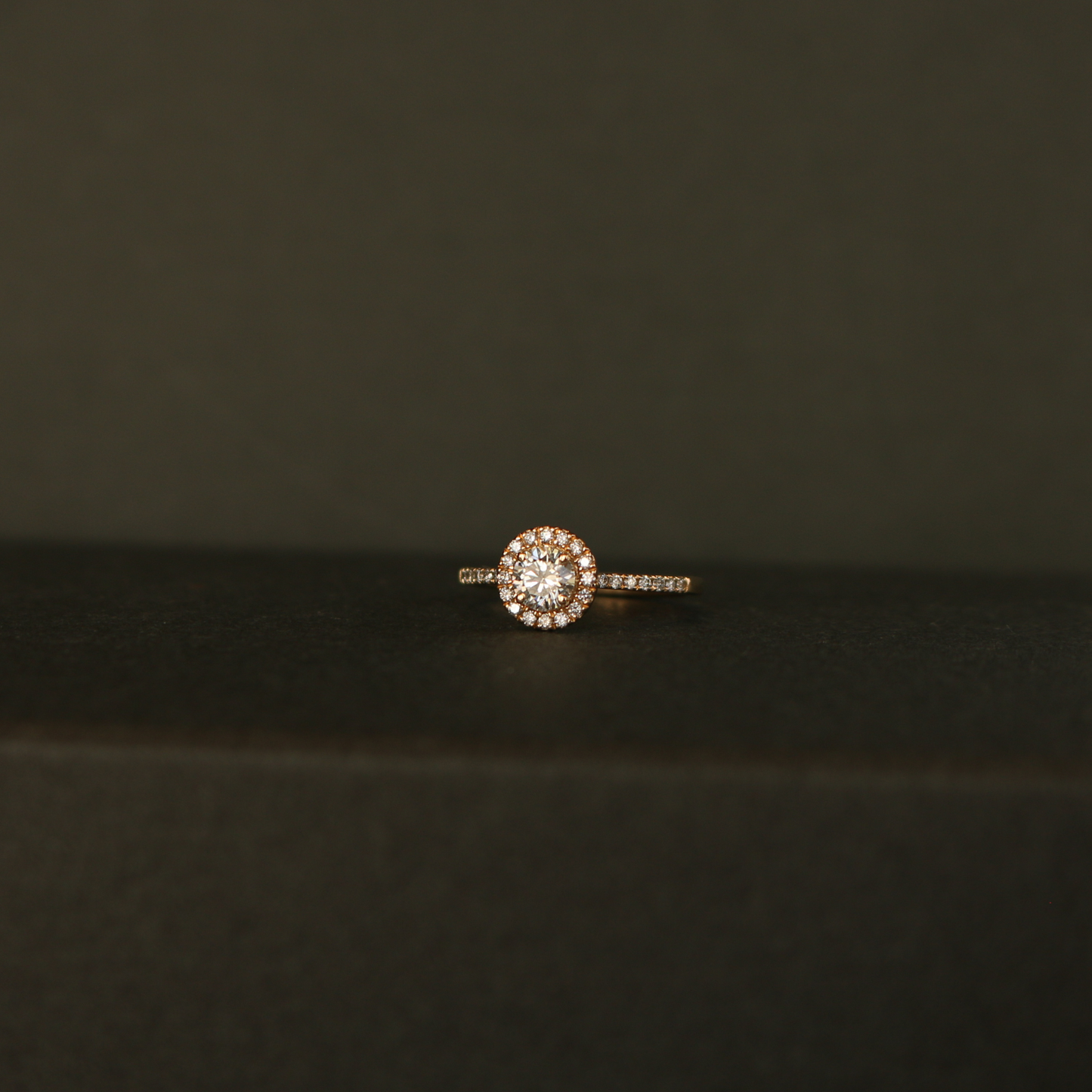 ダイヤモンドヘイローリング A Diamond Halo Ring / Eternal Engagement -