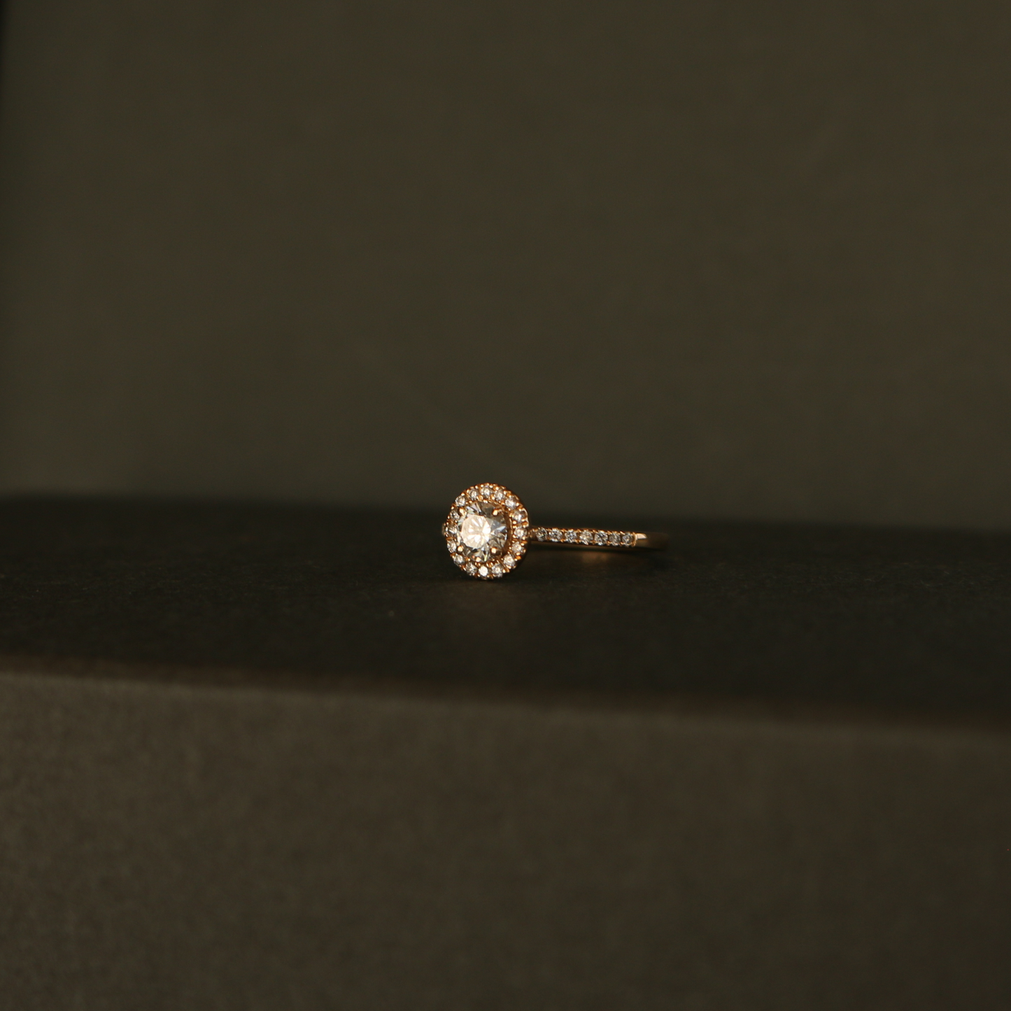 ダイヤモンドヘイローリング A Diamond Halo Ring / Eternal Engagement -